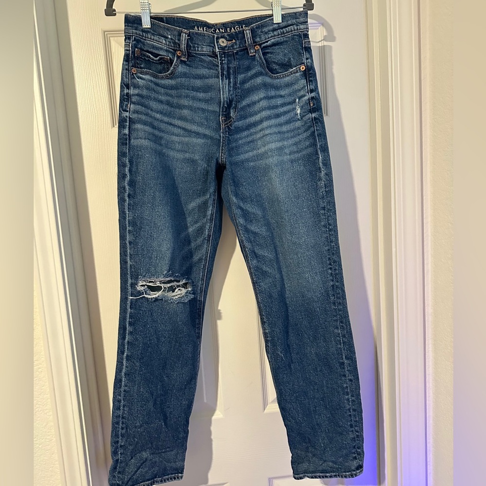 American Eagle High Rise Straight Jeans | Distressed Knee & Raw Hem | Size 8